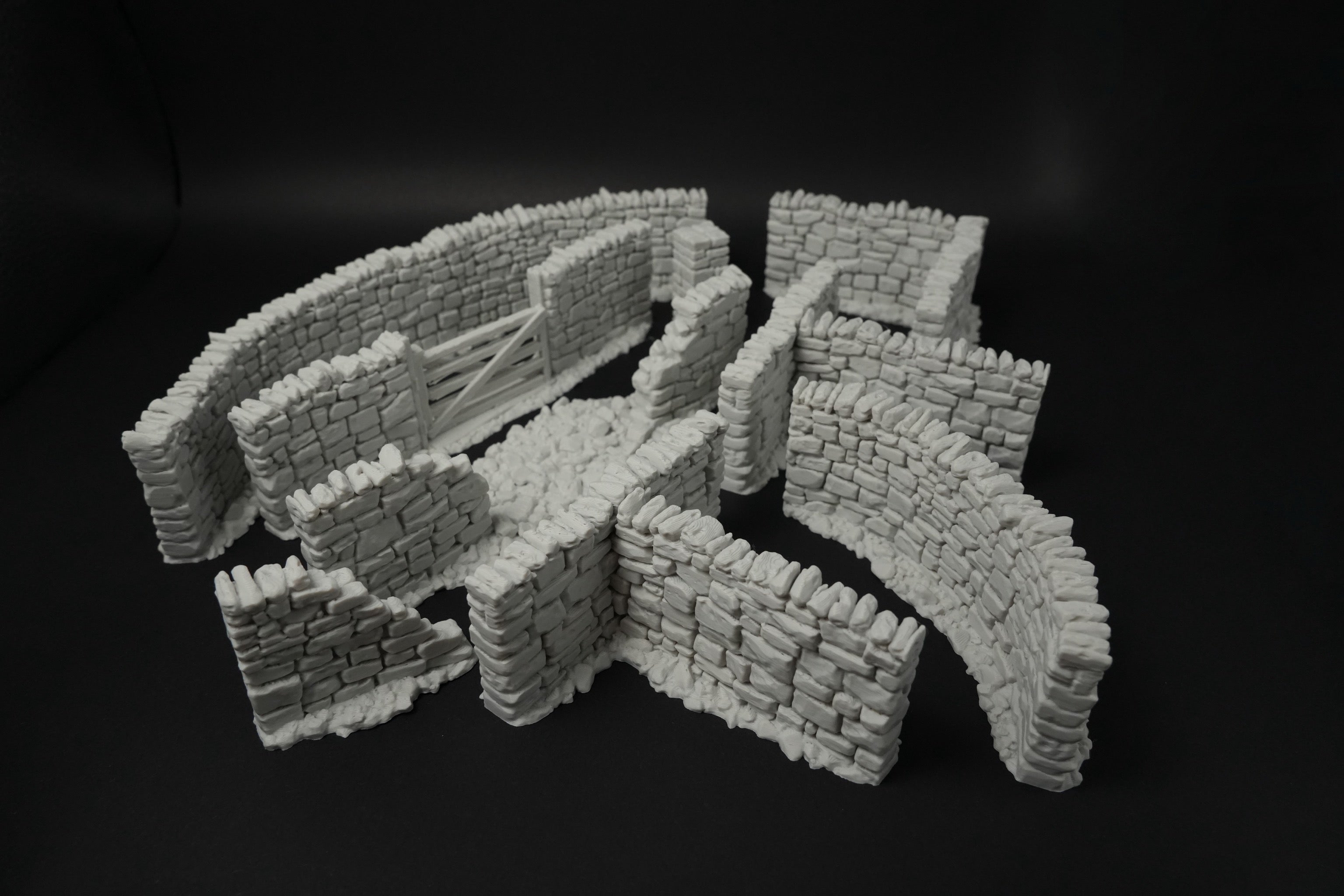 Graue Steinmauern-Segmentmodelle in verschiedenen Formen für Geländebau, 28mm Maßstab.