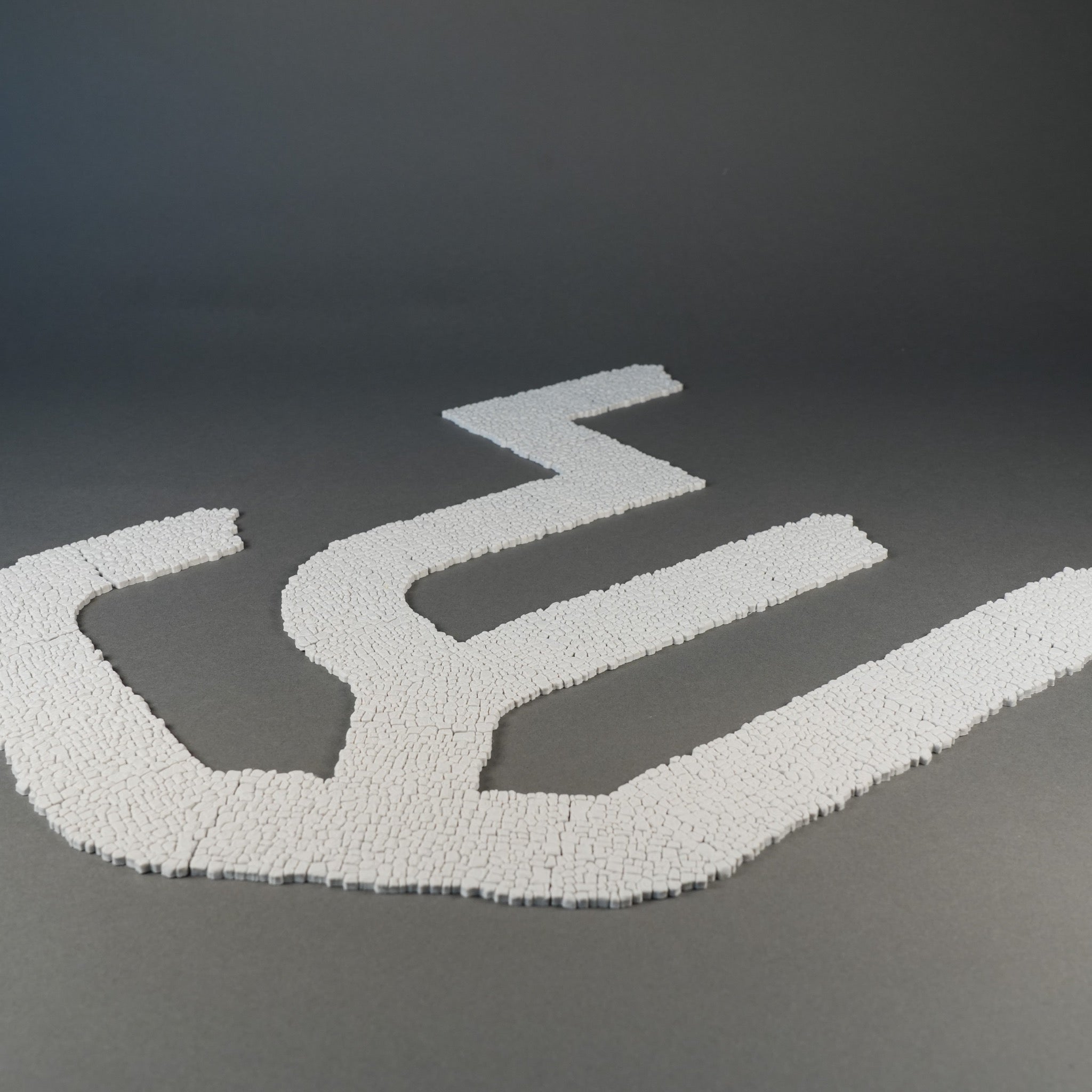 Modulare weiße Mauersegmente mit unregelmäßigen Kanten, für 28mm Tabletop-Spielumgebungen.