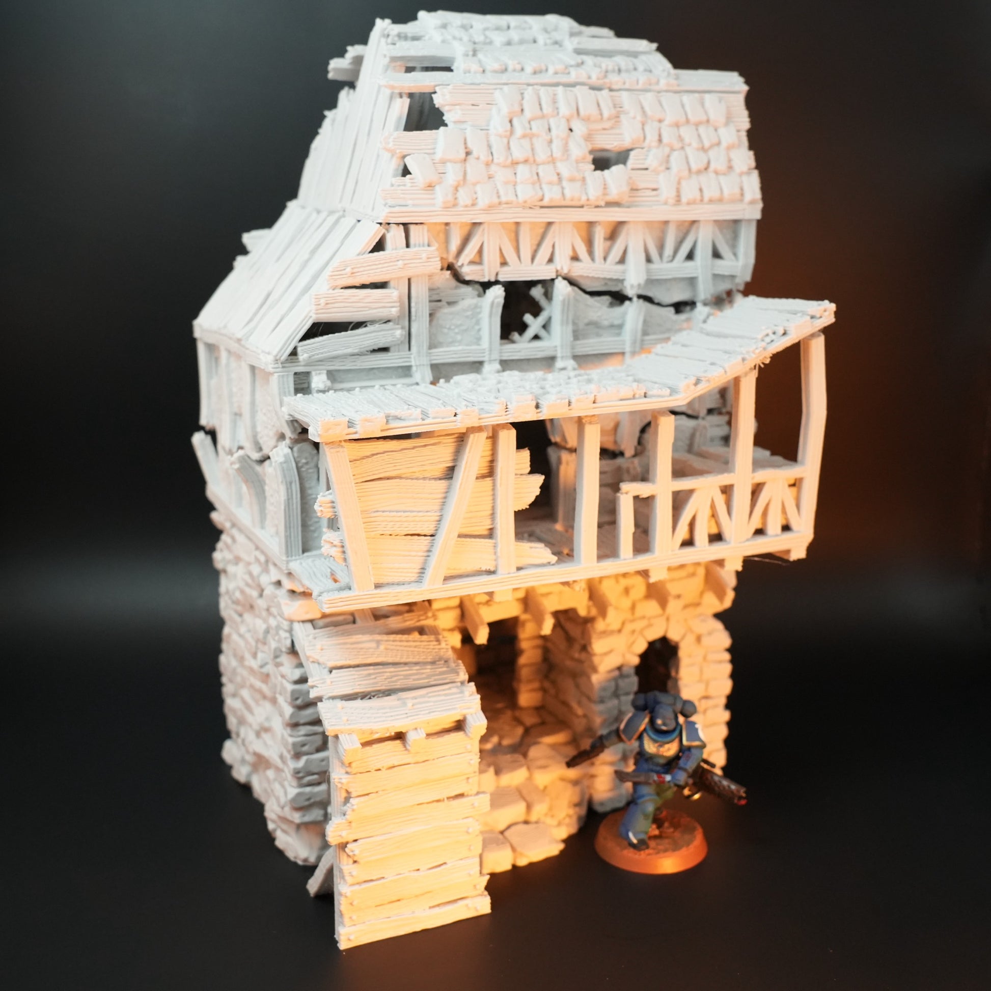Zerfallenes Torhaus in Fachwerkstil mit Steinsockel und offenem Obergeschoss, 28mm Miniaturmaßstab.