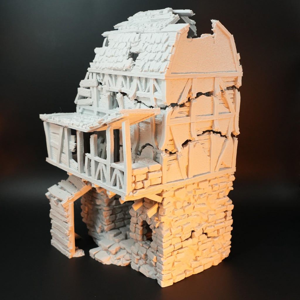 Weißes, zerstörtes Torhaus-Modell mit Bruchsteinmauerwerk und Fachwerk-Westflügel.