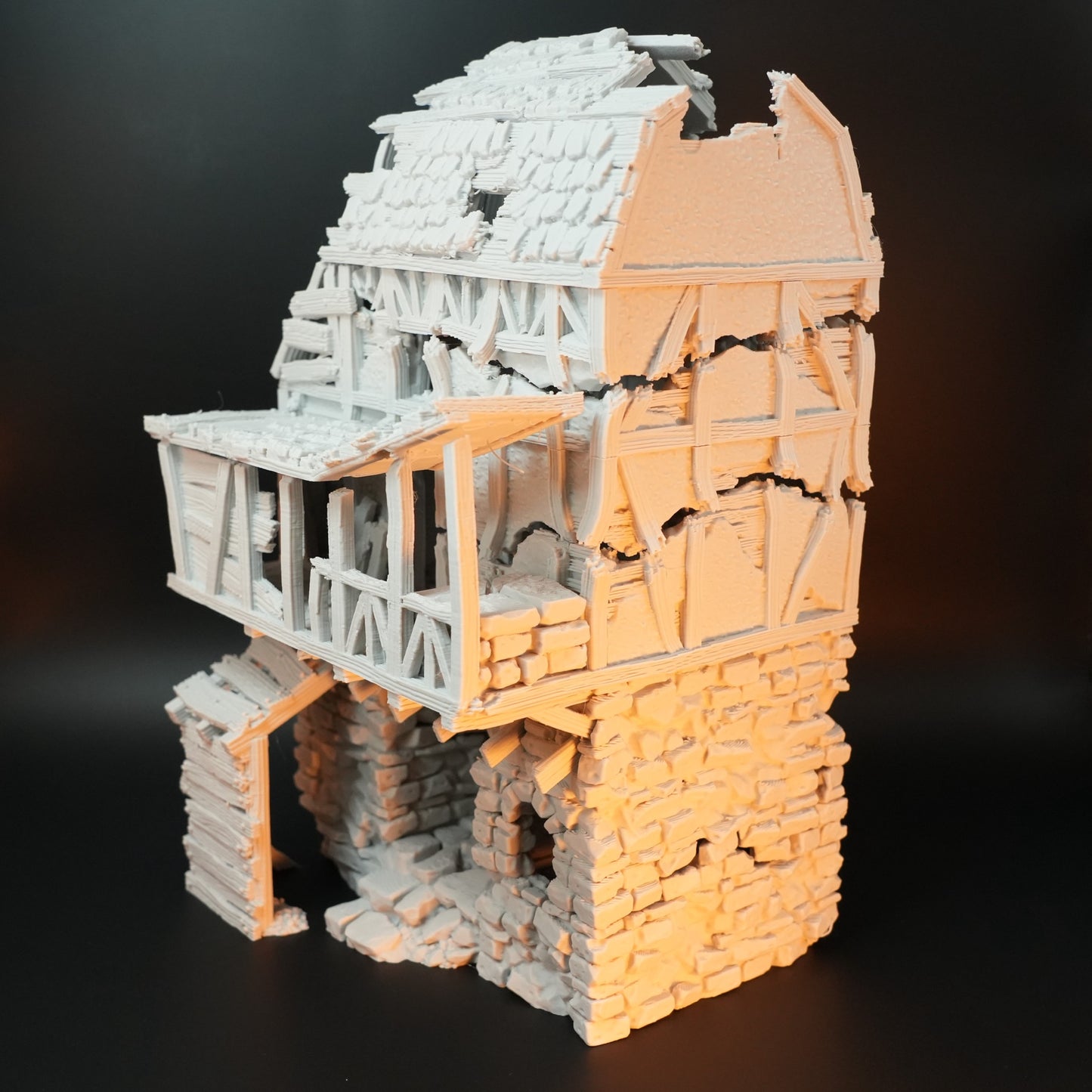 Weißes, zerstörtes Torhaus-Modell mit Bruchsteinmauerwerk und Fachwerk-Westflügel.
