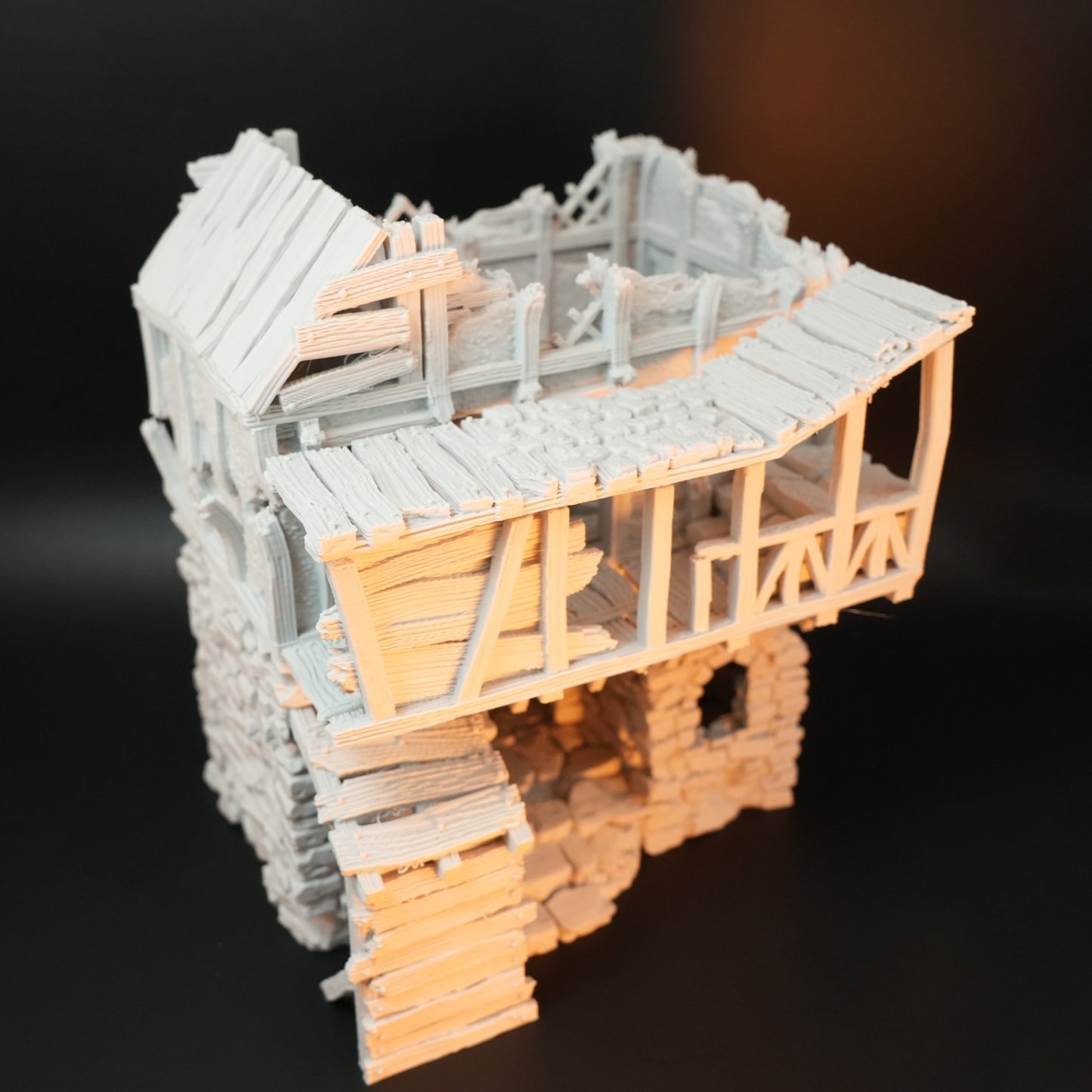 Weißes, teilweise zerstörtes Torhaus-Modell mit Fachwerk und Steinmauer, westlicher Flügel, detailreich.