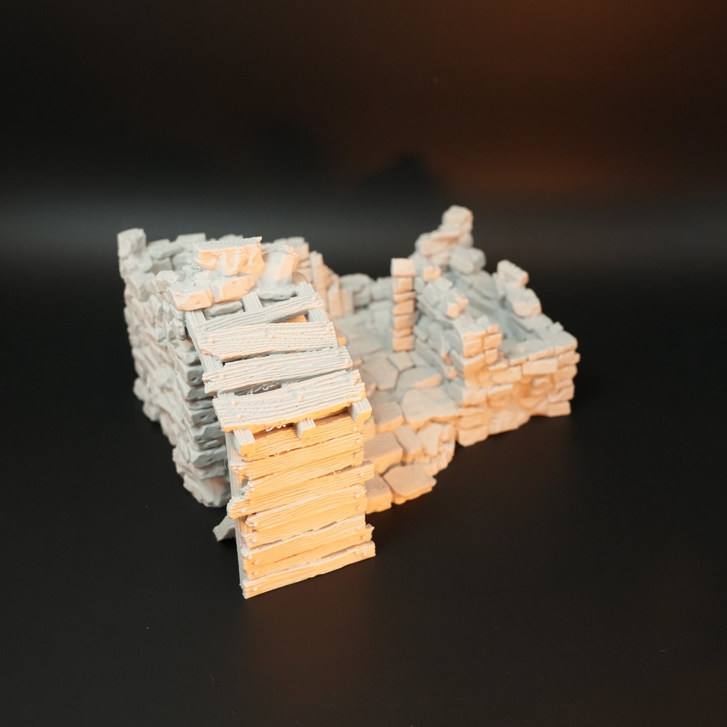 Zerfallenes Torhaus-Westflügel aus grauem Stein mit hölzernen Planken und Treppe, Miniaturmodell.