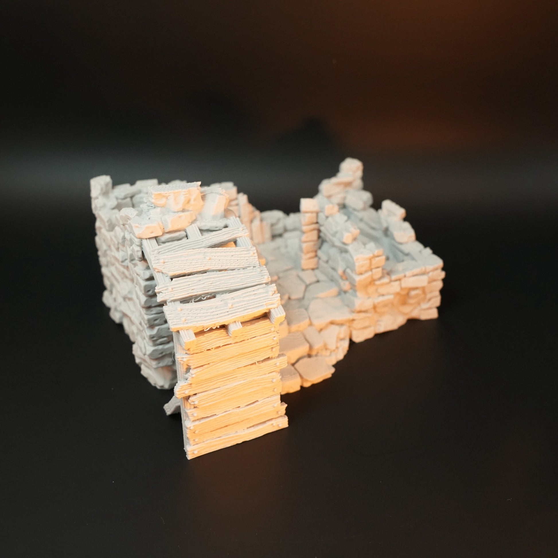 Zerfallenes Torhaus-Westflügel aus grauem Stein mit hölzernen Planken und Treppe, Miniaturmodell.